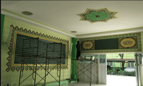 hiasa kaligrafi bernuansa hijau dinding di ponpes daarul rahman