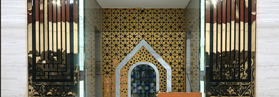 Hiasan kaligrafi stenless di masjid al hijrah PT.Pp